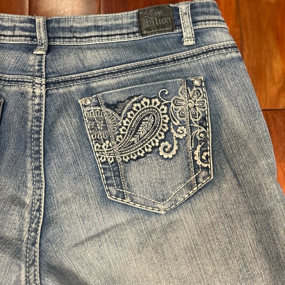 Love X Nation Women’s Size 10 Denim Short Embroidered Pockets. - Picture 3 of 7